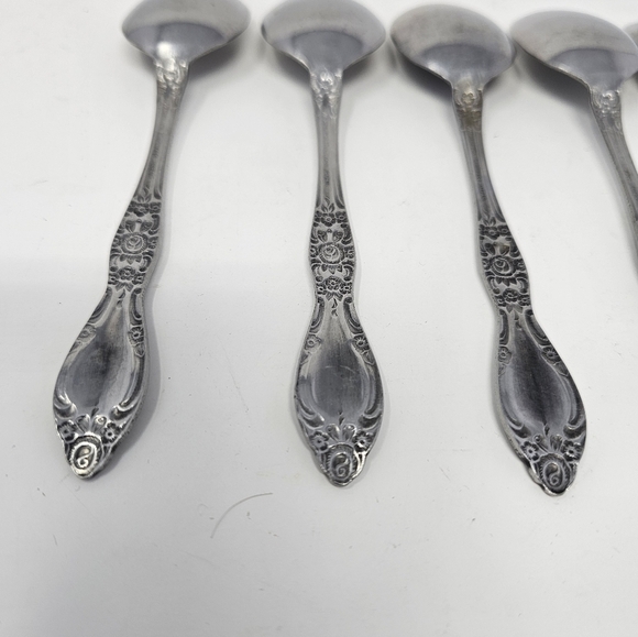 Elegant Silver Spoon Set with Decorative Handles - Picture 11 of 14